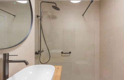 Arena Marina - Pool and relaxation near the airport - Foto 20