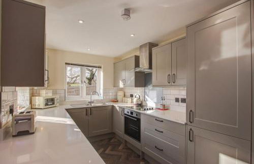 Hunters Cottage - Luxury, high end, hot hub, AC, slipper bath, couples retreat - Photo 40