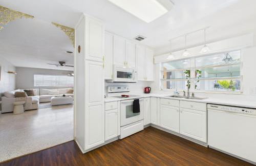 Pet-Friendly 3BR Coastal Retreat Walk to Beach - Foto 14