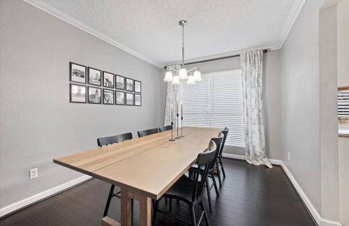 Brand New Stay! Pool • Hot Tub • Game Room Retreat - Foto 21