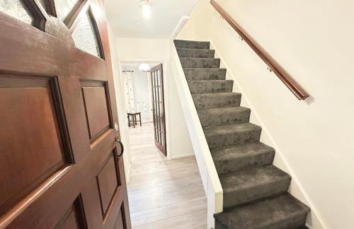 Spacious Luton Airport Accommodation - Perfect for Contractors, Families, Tourists & Long Stays - Foto 38