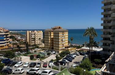 Benalbeach Beauty- Sunny studio with ocean views, balcony, and windows in every room - Foto 7
