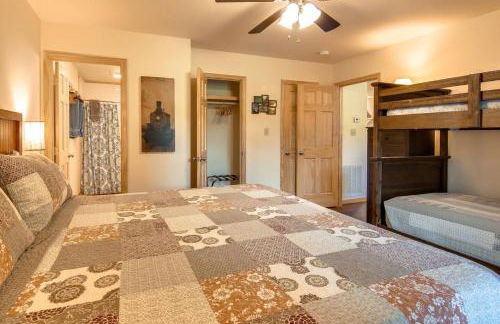 Train Rides, Trails and Casino Fun is Your Smoky Hub - Foto 26