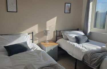 Stylish 3-Bed Home with Parking - Ideal for Long Stays - Photo 15