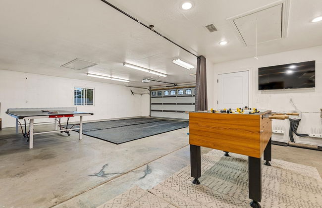 Spacious Canyon Peak Pine View Home Game Room Hot Tub - Photo 35