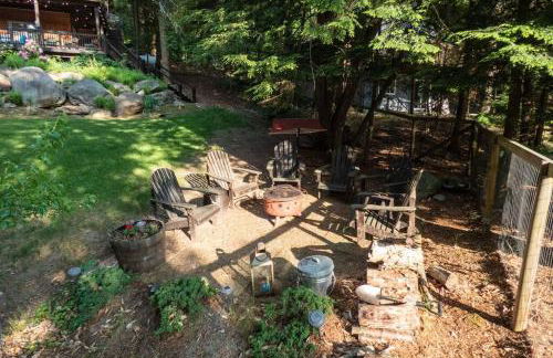 Whimsical Lakefront Chalet - Foto 3