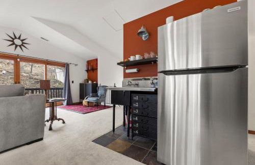 Spacious 5 Bed Retreat, Walk to Lifts and Main - Photo 30