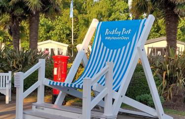 Family breaks at Rockley Park with Prosecco and a box of chocolates on arrival - Photo 24