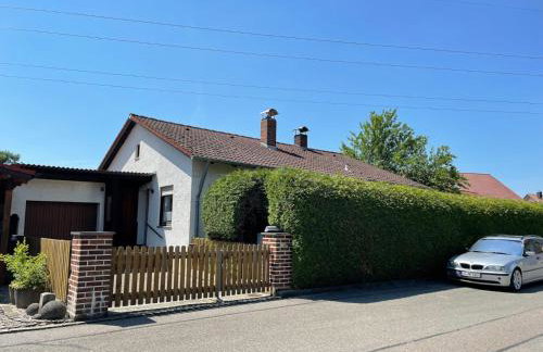 Bungalow in ruhiger Siedlung mit Terrasse und Stellplatz - Foto 1
