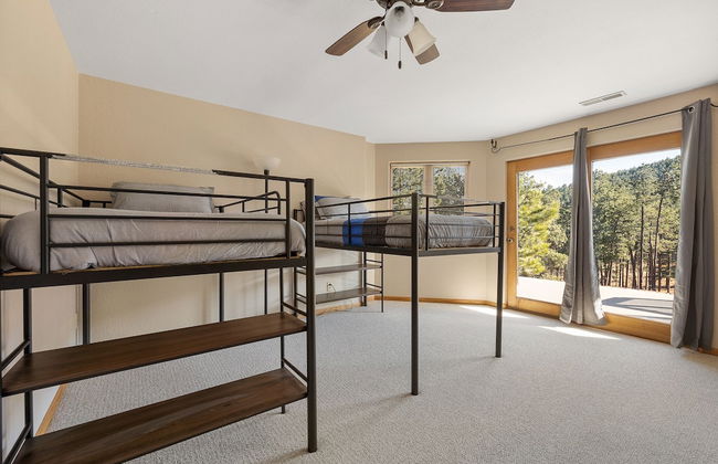 Peaceful Pines 5 BR Home with Jacuzzi - Foto 2