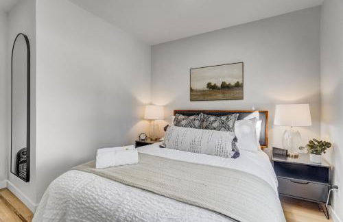 Secluded Westside Cottage - King Bed, Hot Tub, Views, Near Parks and Trails! - Foto 30