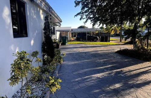 Luxurious Westchester Home Near Miami Clinics - Photo 72