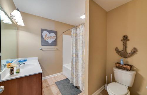 Lakefront Gilbertville Haven with Private Boat Dock! - Foto 18