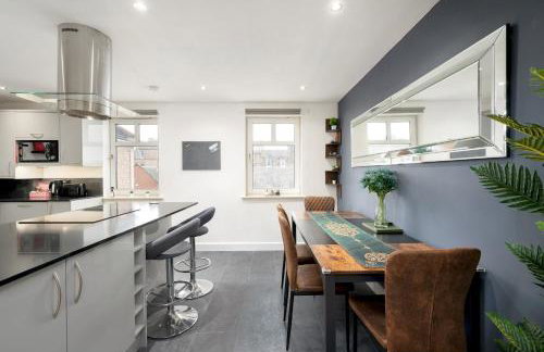 Stylish 2-Bed Flat with Balcony Near Haymarket - Pass the Keys - Foto 13