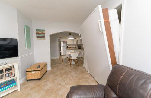 Enchanting 2-Bedroom Ground Floor Beach Condo at Cape Canaveral WiFi & AC - Foto 8