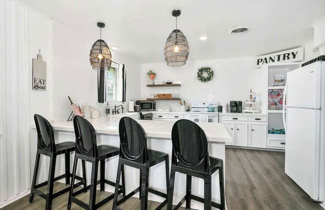 A Crystal Place Hot Tub 1 Blk off Main St! - Foto 6