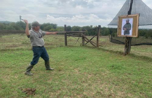 Hobbit Treehouse with waterfall on the Brazos River! 350 acres! Tubing! Petting zoo! - Foto 38