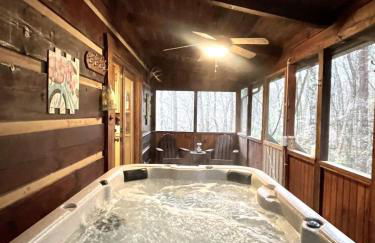 Leave the stress behind!- private hot tub, pet and motorcycle friendly, let peace and nature surround you! 2 Bedroom Home by RedAwning - Foto 36