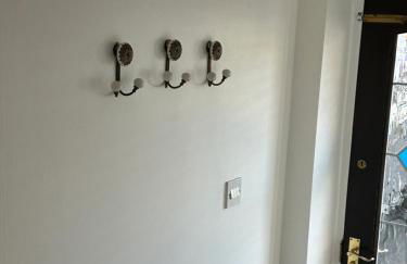 2-Bed Home with Parking, Near Airport, NEC & JLR - Foto 25