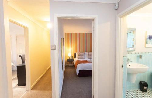 Elegant 5-Bed Home, Families & Friends, Sleeps 6, Parking, Free Wi-Fi - Foto 25