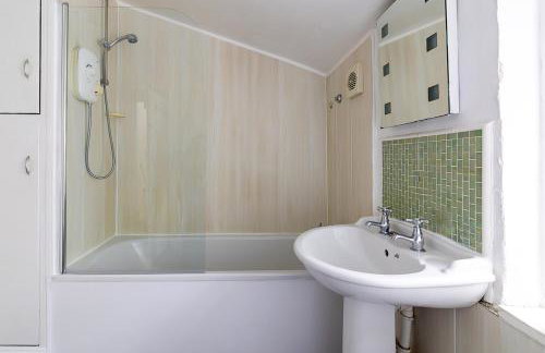 8 Bedroom House in Barwell Sleeps 15 with Parking - Foto 25
