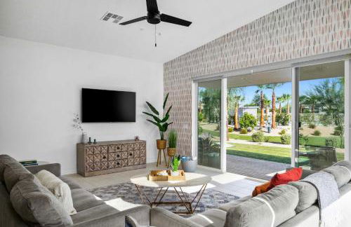 1 mi from Tennis Garden - Corn hole - Pool Access - Foto 7