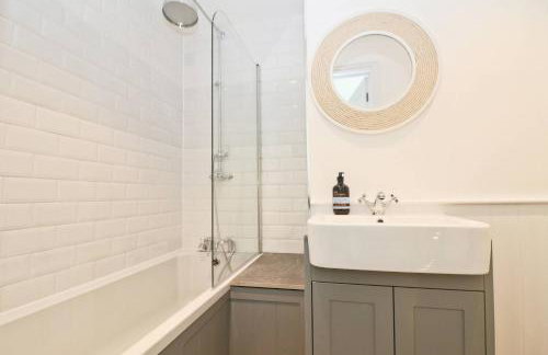 WALK TO THE BEACH, spacious cottage with sea views - Foto 7