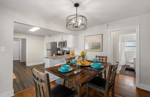 Cozy 4BR Home Pet Friendly Large Yard & Patio - Foto 14