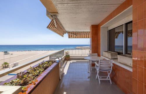 Frente al mar · Terraza · Piscina - Photo 2