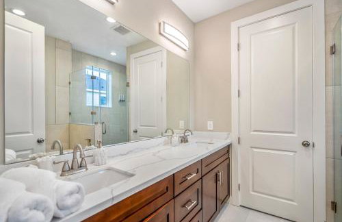 Spacious 3 Bed House near MD Anderson with Free Parking & Wi-Fi - Photo 30