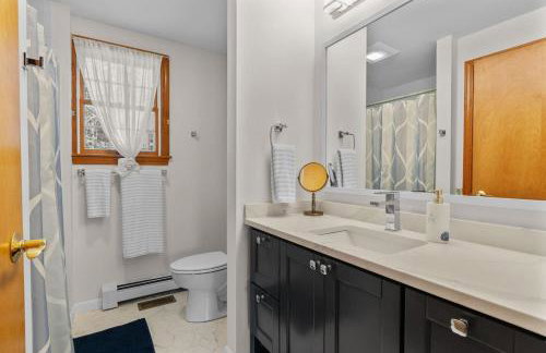 Lovely House 5 Min to Beach with Deck Grill and Garage - Foto 39