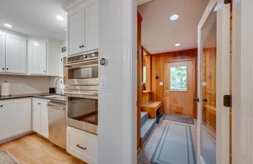 Ski-in Condo with Hot Tub on Burke Mtn Slopes! - Foto 17