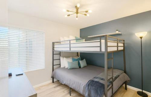 Fresh & Fun! Vegas 4BR w Heated Pool, Dog Friendly - Photo 18