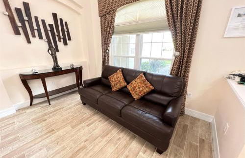 Luxurious Getaway Pool Hot Tub Theater Gym Outdoor Kitchen BBQ 2 Miles to Disney - Foto 18