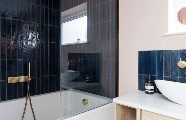 Chic 4-bed Coastal Retreat in Heart of Bosham - Photo 30