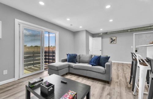 Bright 2BR Condo Near Restaurants and Entertainment - Foto 6