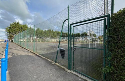 Les Voiles, maison bien équipée 10 p 2 sdb, 2 WC, spacieuse lumineuse avec jardin clos, garage, terrasse, parking privatif, à 950 m de la plage d'Asnelles et tous commerces, près de Bayeux et Arromanches, chiens bienvenus - Foto 44