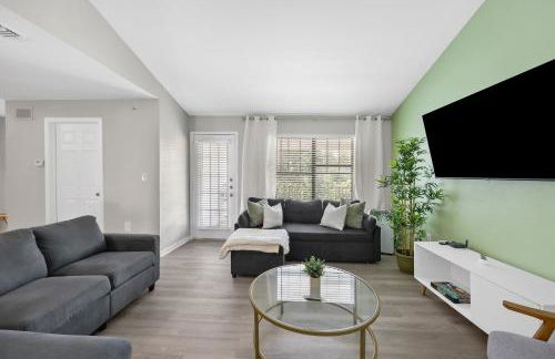 3BR Luxe Oasis near Downtown, Pool, Gym, Bball Crt - Foto 1