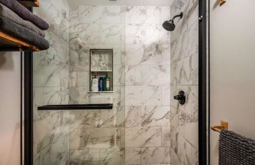 Renovated Ski In Out Condo King Bed Patio Grill - Foto 17