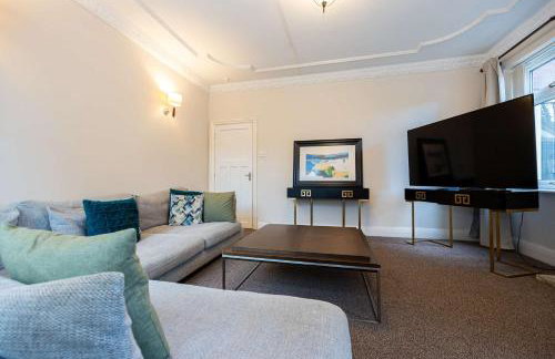 Detached House In Prestwich Sleeps 10 with Parking - Foto 10
