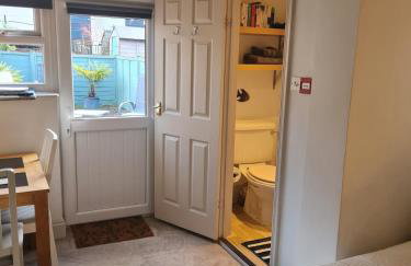 Quiet self contained studio flat near town centre and university - Foto 15