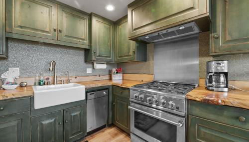 A Woodsy Mountain Retreat - 2 Masters, Slope Views, Fireplace, Deck, BBQ - Foto 4