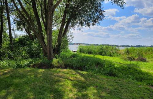 Domek nad jeziorem przy lini brzegowej Górowychy, Pomorze - Foto 1