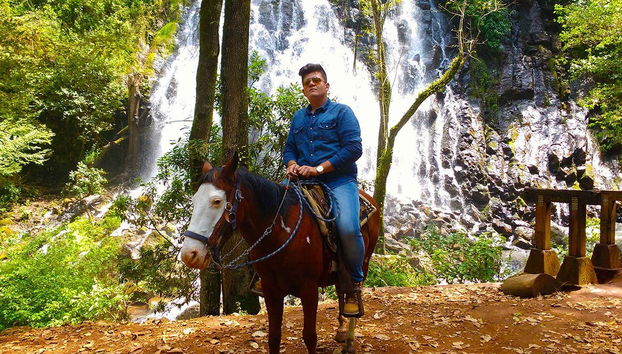 Passeio a cavalo com a cachoeira ao fundo