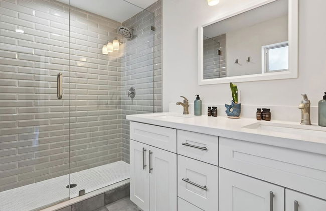 Hot Tub, Firepit, Deck | 10mins to Beach | Middle Terrace Cottage by AvantStay - Foto 24