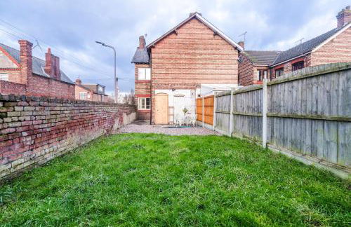 3 Bedroom House, Free Parking, Easy M53 Access - Photo 2