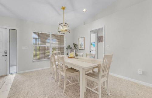 Spacious 3 Bed 3 Bath Pool Home in Naples - Photo 6