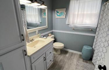 Waterfront retreat minutes from the beach - Foto 25