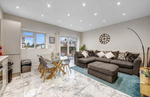 4 Bed House - Sleeps 9 - Garden - Parking - Wifi - Foto 5