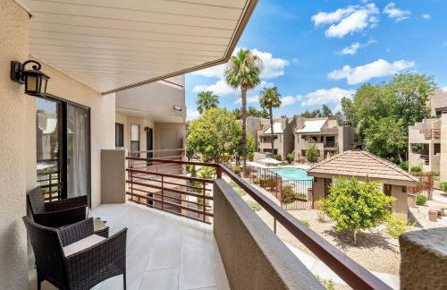 Mid-Century, Two-story with private Balconies & Pool view - Foto 21